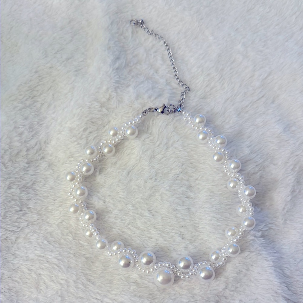 Elegant White Pearl Chocker